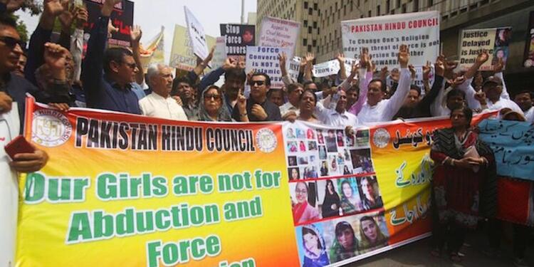 जबरन धर्मांतरण की फैक्ट्री: जानें पाकिस्तान में हिंदू और ईसाई लड़कियों की दर्दनाक सच्चाई