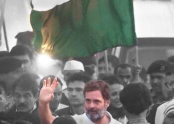 तिरंगे से छेड़छाड़? कांग्रेस पर भगवा रंग हटाने का आरोप, तुष्टिकरण की राजनीति गरमाई