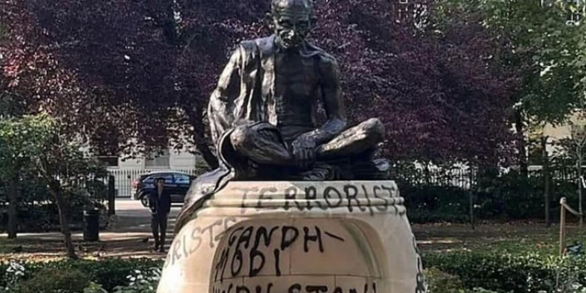 भारत विरोधियों की शरणस्थली बनता जा रहा लंदन, गांधी जयंती से पहले खालिस्तानी उपद्रवियों ने महात्मा गांधी की प्रतिमा तोड़ी, लिखा-  ‘गांधी- मोदी आतंकवादी