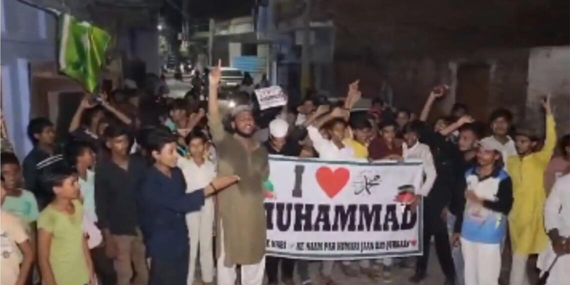 सर तन से जुदा के नारे