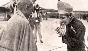 ऑपरेशन पोलो के बाद सरदार पटेल का झुक कर अभिवादन करते हैदराबाद के निजाम
