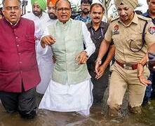 पंजाब की बाढ़: खेतों में उतरे केंद्रीय कृषि मंत्री, उम्मीद की डोर थामे किसान