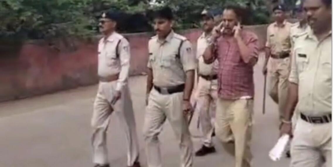 कांग्रेस नेता असद खान जिलानी का विवादित बयान: भारत माता को कहा “डायन”! पुलिस ने गिरफ्तार कर लगवाए “भारत माता की जय” के नारे