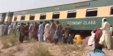 पाकिस्तान फिर दहला: बलूच विद्रोहियों ने जाफर एक्सप्रेस को उड़ाया, कई डिब्बे पटरी से उतरे