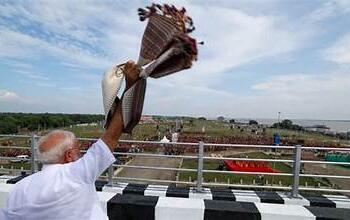 जब गमछा बना राजनीति का संदेश: पीएम मोदी की प्रतीक-प्रधान चुनावी रणनीति और जनता से सीधा जुड़ाव