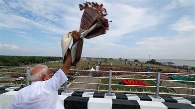 जब गमछा बना राजनीति का संदेश: पीएम मोदी की प्रतीक-प्रधान चुनावी रणनीति और जनता से सीधा जुड़ाव