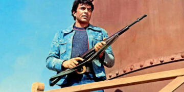 शोले फिल्म में पानी की टंकी पर चढ़े धर्मेंद्र