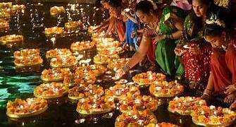 कार्तिक पूर्णिमा 2025: शिव-त्रिपुरारी से भगवान विष्णु मत्स्य अवतार तक, पौराणिक कथाओं का अद्भुत संगम