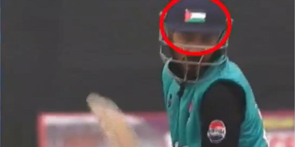 जम्मू और कश्मीर में एक स्थानीय क्रिकेटर के घरेलू लीग मैच के दौरान फलस्तीन का झंडा इस्तेमाल करने के बाद विवाद खड़ा हो गया है