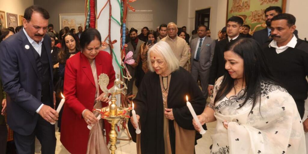 शशि त्रिपाठी अपनी प्रदर्शनी में शहर और प्रकृति के सह-अस्तित्व को दर्शाती कला के साथ