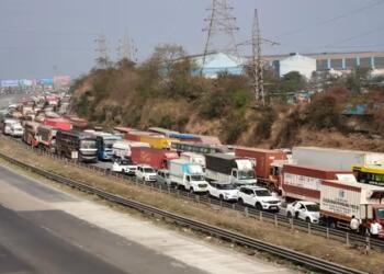 कांदला घाट में टैंकर हादसे के बाद मुंबई–पुणे एक्सप्रेसवे पर बड़ी जाम से राहत