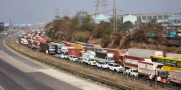 कांदला घाट में टैंकर हादसे के बाद मुंबई–पुणे एक्सप्रेसवे पर बड़ी जाम से राहत