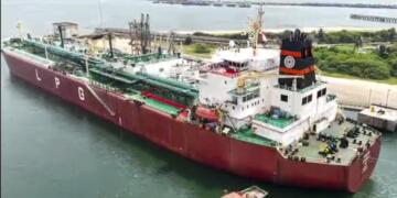 शिवालिक के LPG लेकर गुजरात के मुंद्रा पोर्ट पहुँचने के बाद अब ‘नंदा देवी’ भी भारत के कांडला बंदरगाह पर पहुँच चुका है। इन विशालकाय टैंकरों में हजारों टन LPG होती है, जिससे लाखों सिलेंडर भरे जा सकते हैं। लेकिन सवाल यह है कि ये टैंकर काम कैसे करते हैं? इनमें इतनी गैस कैसे भरी जाती है और ये कितने सुरक्षित होते हैं? आइए पूरे सिस्टम को विस्तार से समझते हैं