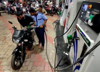 वैश्विक संकट के बीच ईंधन कर में कटौती: तेल की कीमतों में उछाल के बीच केंद्र ने उपभोक्ताओं को राहत देने की दिशा में कदम बढ़ाया