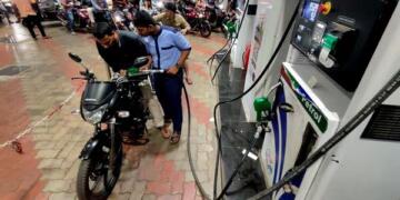 वैश्विक संकट के बीच ईंधन कर में कटौती: तेल की कीमतों में उछाल के बीच केंद्र ने उपभोक्ताओं को राहत देने की दिशा में कदम बढ़ाया