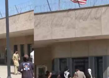 कराची में अमेरिकी कॉन्सुलेट के बाहर हिंसा