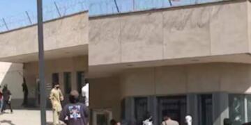 कराची में अमेरिकी कॉन्सुलेट के बाहर हिंसा