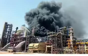 ग्लोबल रिफाइनरी संकट: साजिश या इत्तेफाक? अमेरिका-ईरान जंग के बीच दुनिया भर के तेल संयंत्रों में धधकती आग का पूरा सच