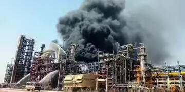 ग्लोबल रिफाइनरी संकट: साजिश या इत्तेफाक? अमेरिका-ईरान जंग के बीच दुनिया भर के तेल संयंत्रों में धधकती आग का पूरा सच