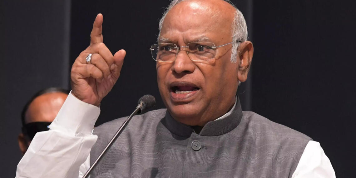 सियासी घमासान: कांग्रेस अध्यक्ष खड़गे की जुबान फिसली और PM मोदी को कहा ‘आतंकवादी’ अब देने लगे सफ़ाई, चेन्नई की प्रेस कॉन्फ्रेंस से दिल्ली तक की पूरी कहानी