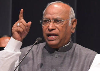 सियासी घमासान: कांग्रेस अध्यक्ष खड़गे की जुबान फिसली और PM मोदी को कहा ‘आतंकवादी’ अब देने लगे सफ़ाई, चेन्नई की प्रेस कॉन्फ्रेंस से दिल्ली तक की पूरी कहानी