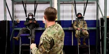 दुश्मन की जमीन पर जिंदा रहने की जंग: अमेरिकी फाइटर पायलट के ‘सर्वाइवल सिस्टम’ की पूरी कहानी