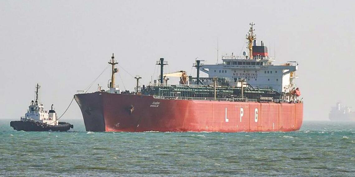 ईरान का यू-टर्न और स्ट्रेट ऑफ होर्मुज पर फिर पहरा: ट्रंप की सख्ती ने बढ़ाई वैश्विक ऊर्जा संकट की तपिश