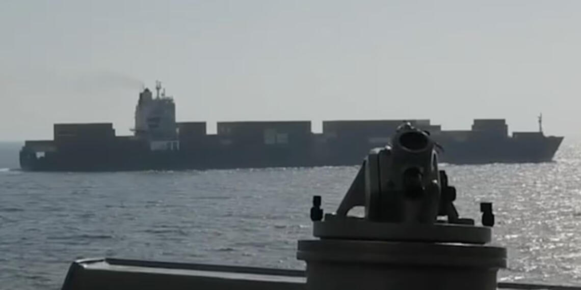 समुद्र में महासंग्राम: ईरानी जहाज ‘टूस्का’ पर अमेरिकी मरीन का कब्जा, क्या कंटेनरों में छिपा है युद्ध का सामान?