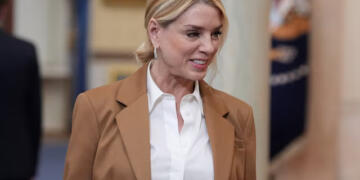 ट्रंप का बड़ा फैसला: अटॉर्नी जनरल पाम बोंडी को हटाया, अब ‘हिट लिस्ट’ में कौन?