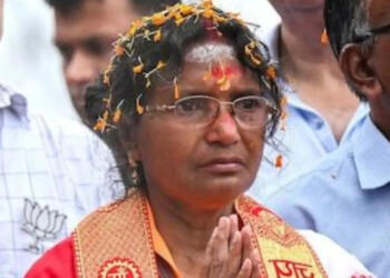 बंगाल चुनाव: आरजी कर पीड़िता की मां रत्ना देबनाथ का घेराव, पानीहाटी में भारी तनाव और EVM पर विवाद