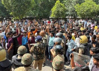 नोएडा में श्रमिकों का उग्र प्रदर्शन: पुलिस से झड़प, पथराव और भारी सुरक्षा के बीच सुलगता औद्योगिक संकट