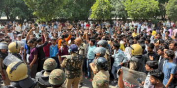 नोएडा में श्रमिकों का उग्र प्रदर्शन: पुलिस से झड़प, पथराव और भारी सुरक्षा के बीच सुलगता औद्योगिक संकट