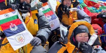 8,848.86 मीटर की ऊंचाई पर दृढ़ संकल्प की घोषणा: बीएसएफ की ऑल-विमेन टीम ने एवरेस्ट पर रचा इतिहास