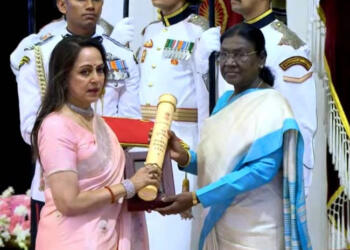 धर्मेंद्र को मरणोपरांत पद्म विभूषण सम्मान, हेमा ने किया रिसीव, रो पड़ी बेटी अहाना