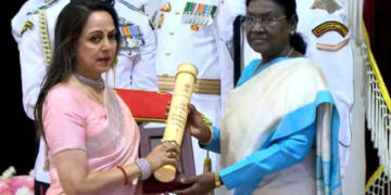 धर्मेंद्र को मरणोपरांत पद्म विभूषण सम्मान, हेमा ने किया रिसीव, रो पड़ी बेटी अहाना