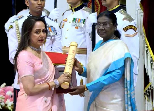 धर्मेंद्र को मरणोपरांत पद्म विभूषण सम्मान, हेमा ने किया रिसीव, रो पड़ी बेटी अहाना