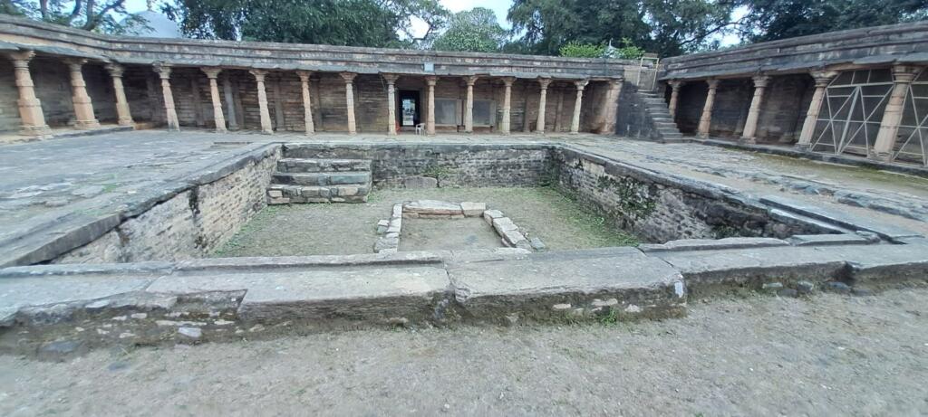 कोर्ट ने भोजशाला को 'वाग्देवी मंदिर' माना है और हिंदू पक्ष को वहां पूजा-अर्चना का पूरा अधिकार देने की बात कही।