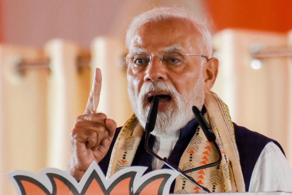पीएम मोदी ने मंच पर सिर झुकाकर बंगाल की जनता का किया सम्मान