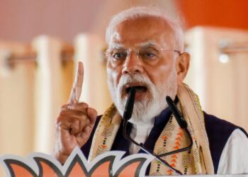 पीएम मोदी ने मंच पर सिर झुकाकर बंगाल की जनता का किया सम्मान