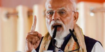 पीएम मोदी ने मंच पर सिर झुकाकर बंगाल की जनता का किया सम्मान