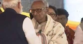 पीएम मोदी ने 98 वर्षीय माखनलाल सरकार के चरण छुए