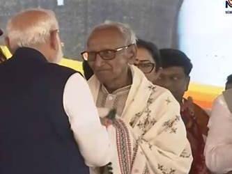 पीएम मोदी ने 98 वर्षीय माखनलाल सरकार के चरण छुए