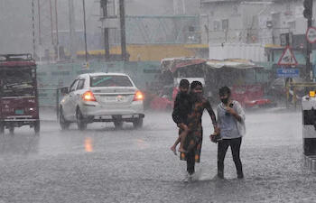 भारत में मई की भीषण गर्मी की आहट: असमान बारिश के बीच IMD ने दी लू (Heatwave) के दिनों में बढ़ोतरी की चेतावनी