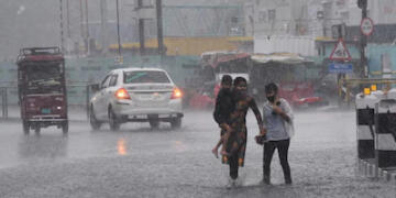 भारत में मई की भीषण गर्मी की आहट: असमान बारिश के बीच IMD ने दी लू (Heatwave) के दिनों में बढ़ोतरी की चेतावनी