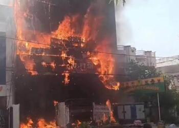 लखनऊ के अलीगंज स्थित कोचिंग और एनीमेशन सेंटर में लगी आग
