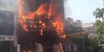 लखनऊ के अलीगंज स्थित कोचिंग और एनीमेशन सेंटर में लगी आग