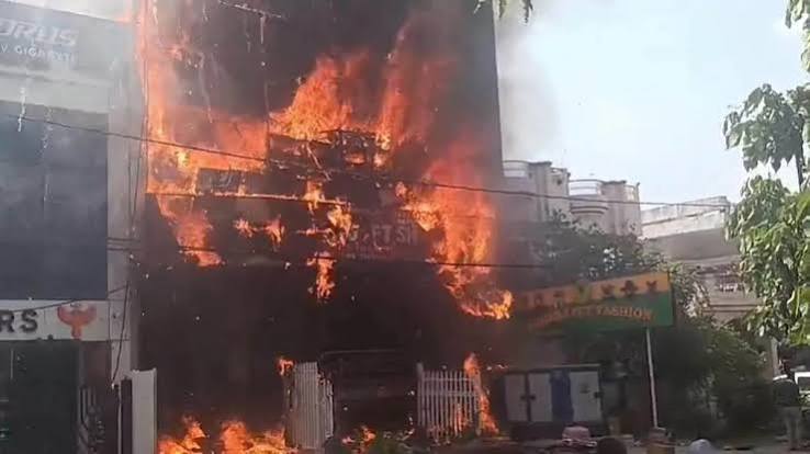 लखनऊ के अलीगंज स्थित कोचिंग और एनीमेशन सेंटर में लगी आग