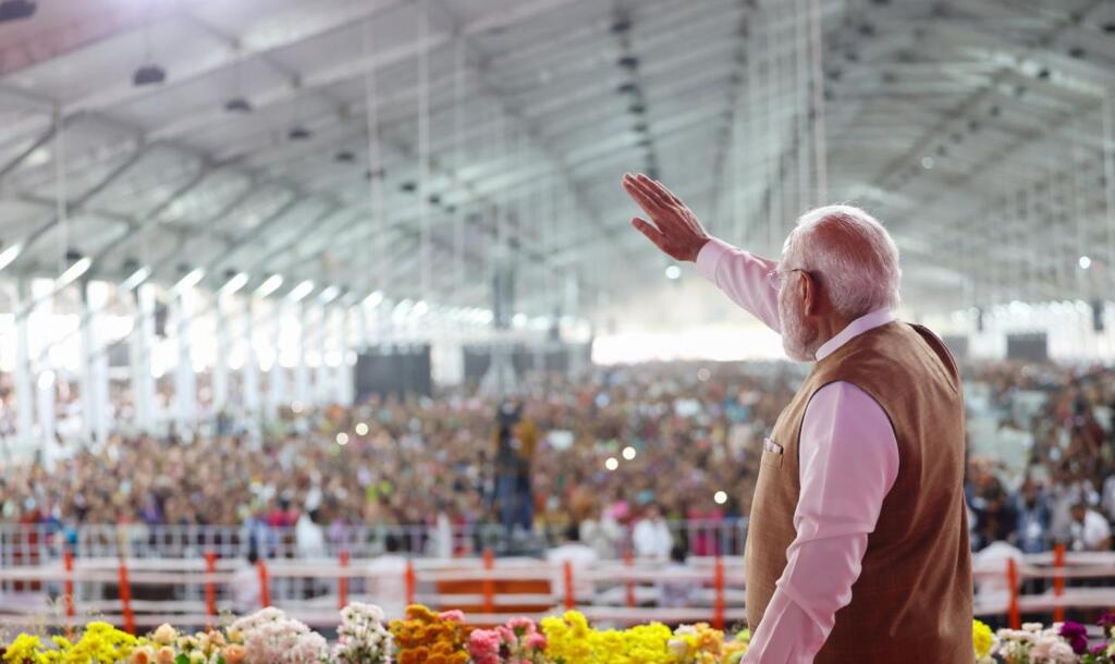 मोदी ने अनुच्छेद 370 हटाने, उत्तर-पूर्व के विकास और ऑपरेशन सिंदूर जैसे कदमों को सरकार के निर्णायक फैसलों के उदाहरण बताया।
