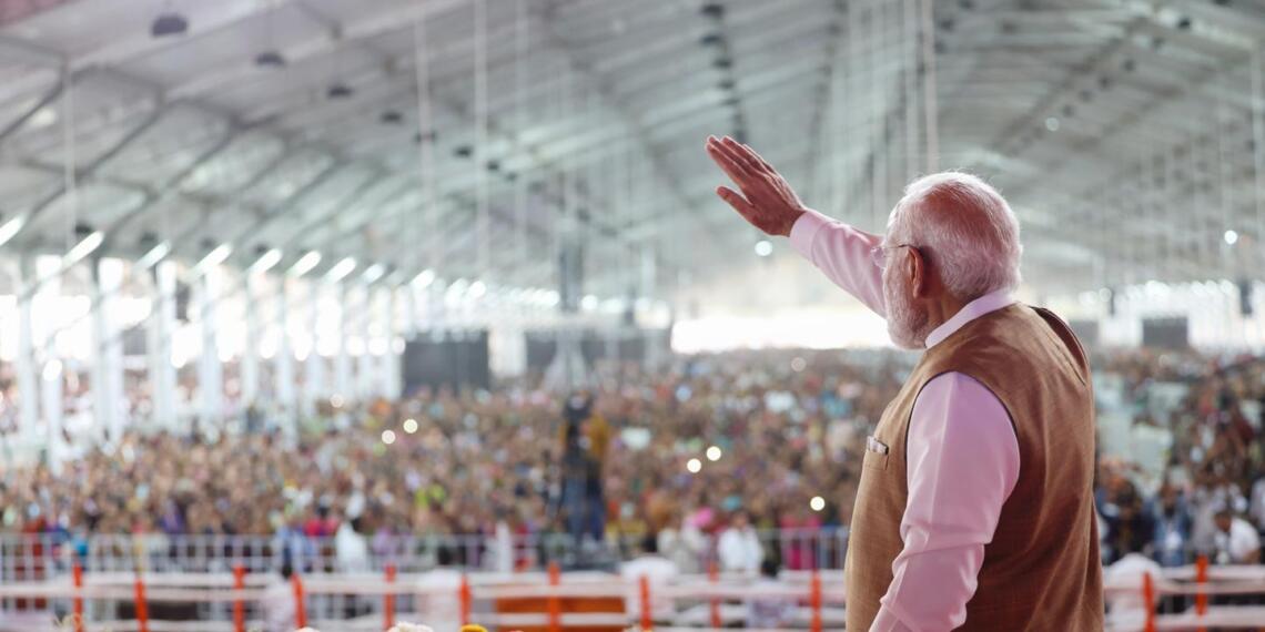 मोदी ने अनुच्छेद 370 हटाने, उत्तर-पूर्व के विकास और ऑपरेशन सिंदूर जैसे कदमों को सरकार के निर्णायक फैसलों के उदाहरण बताया।