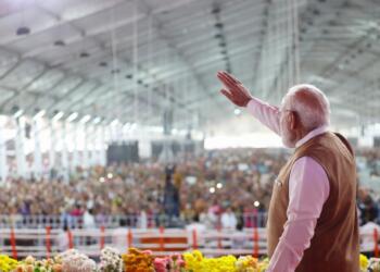मोदी ने अनुच्छेद 370 हटाने, उत्तर-पूर्व के विकास और ऑपरेशन सिंदूर जैसे कदमों को सरकार के निर्णायक फैसलों के उदाहरण बताया।